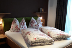 2. Schlafzimmer a)