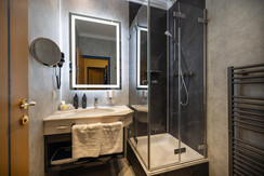 Badezimmer im Schlosshotel Lacknerhof Flachau-5