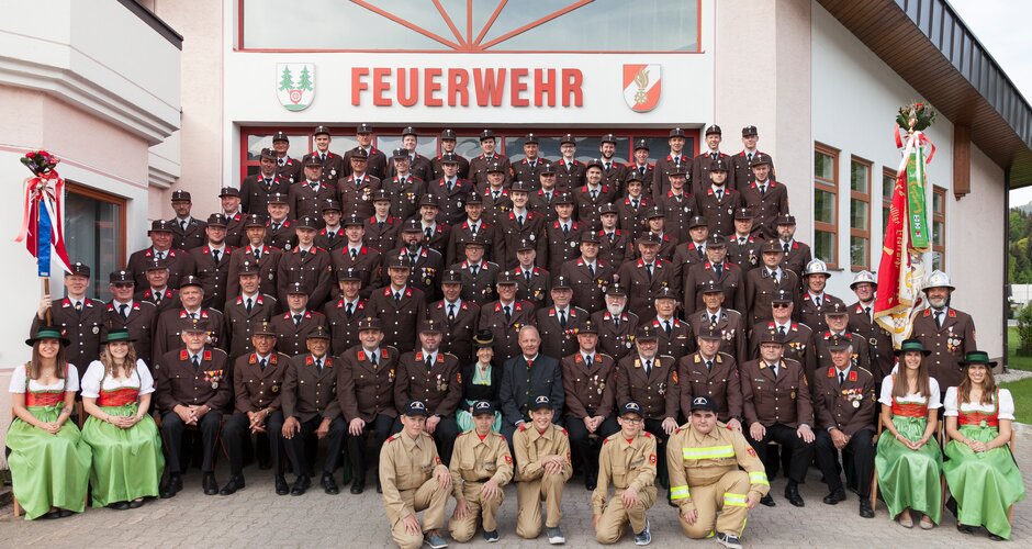 Group photo of Altenmarkt’s volunteer fire brigade with youth team and festive dress in front of fire station | © Freiwillige Feuerwehr Altenmarkt im Pongau