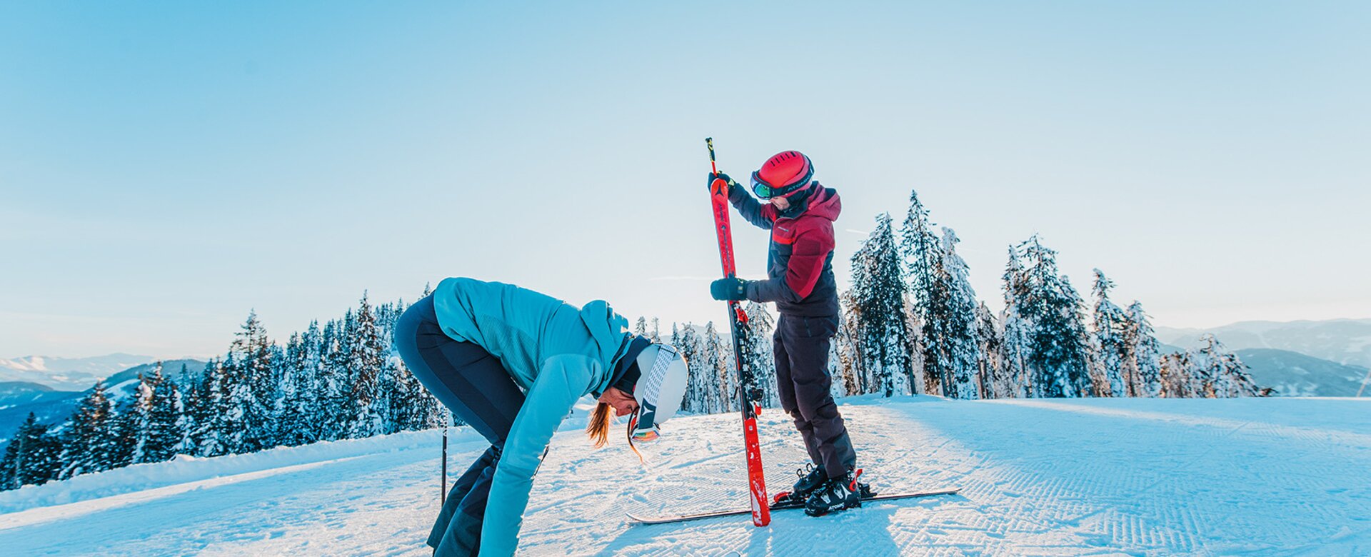 Two skiers practicing on the slope – part of the Back2Ski course for returning skiers with technique training. | © Ski amadé