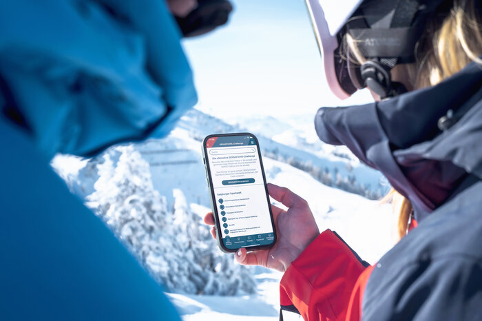 Two skier try the Ski amadé SENSATIONS-Challenge on their phone | © Ski amadé