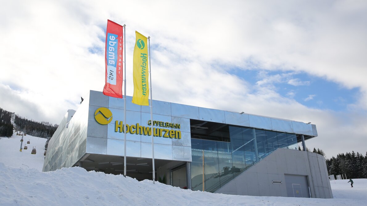 Silver Hochwurzen valley station with flags, snowy surroundings | © Martin Huber